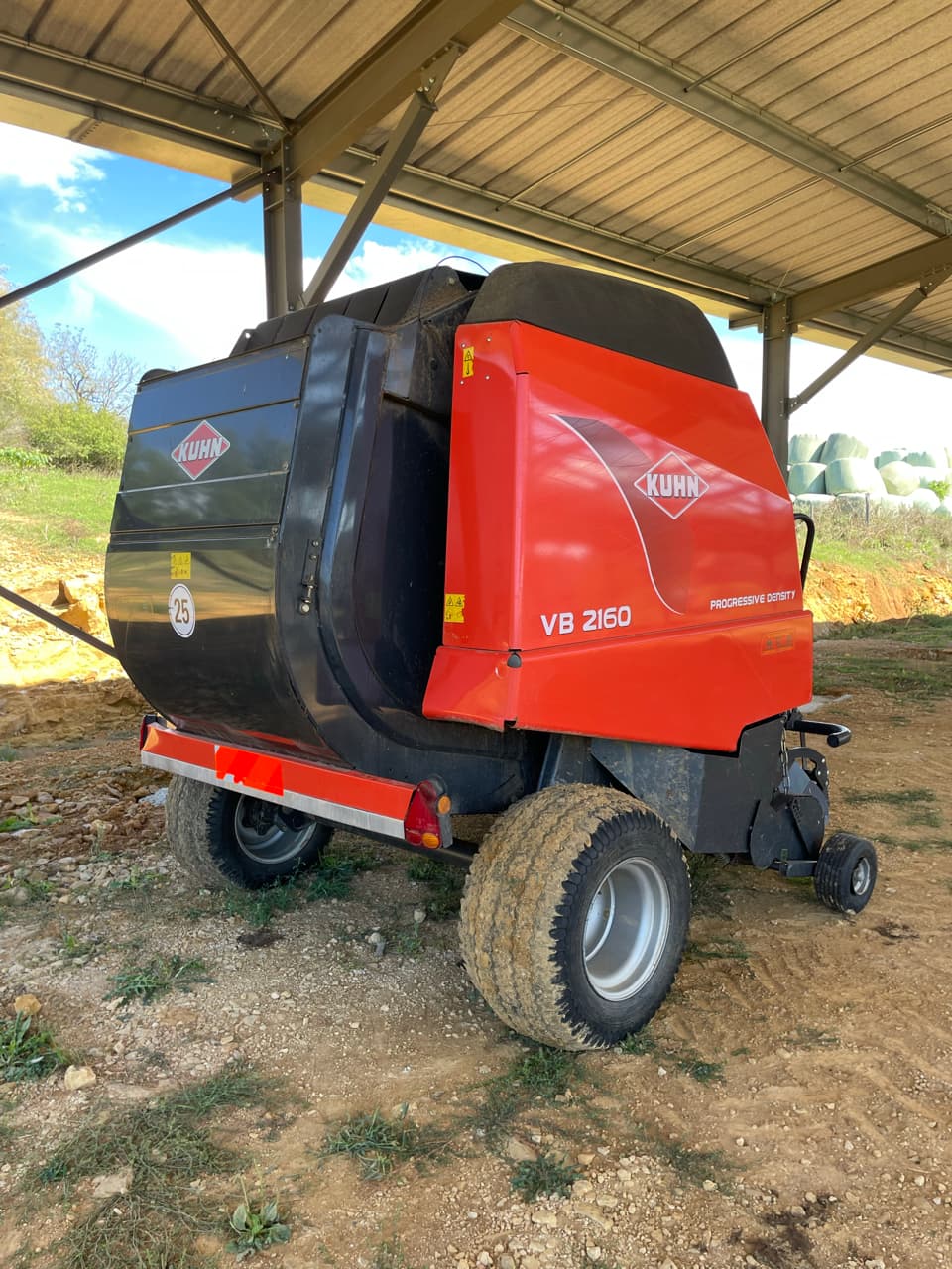 Presse balles rondes KUHN VB 2160 - photo principale