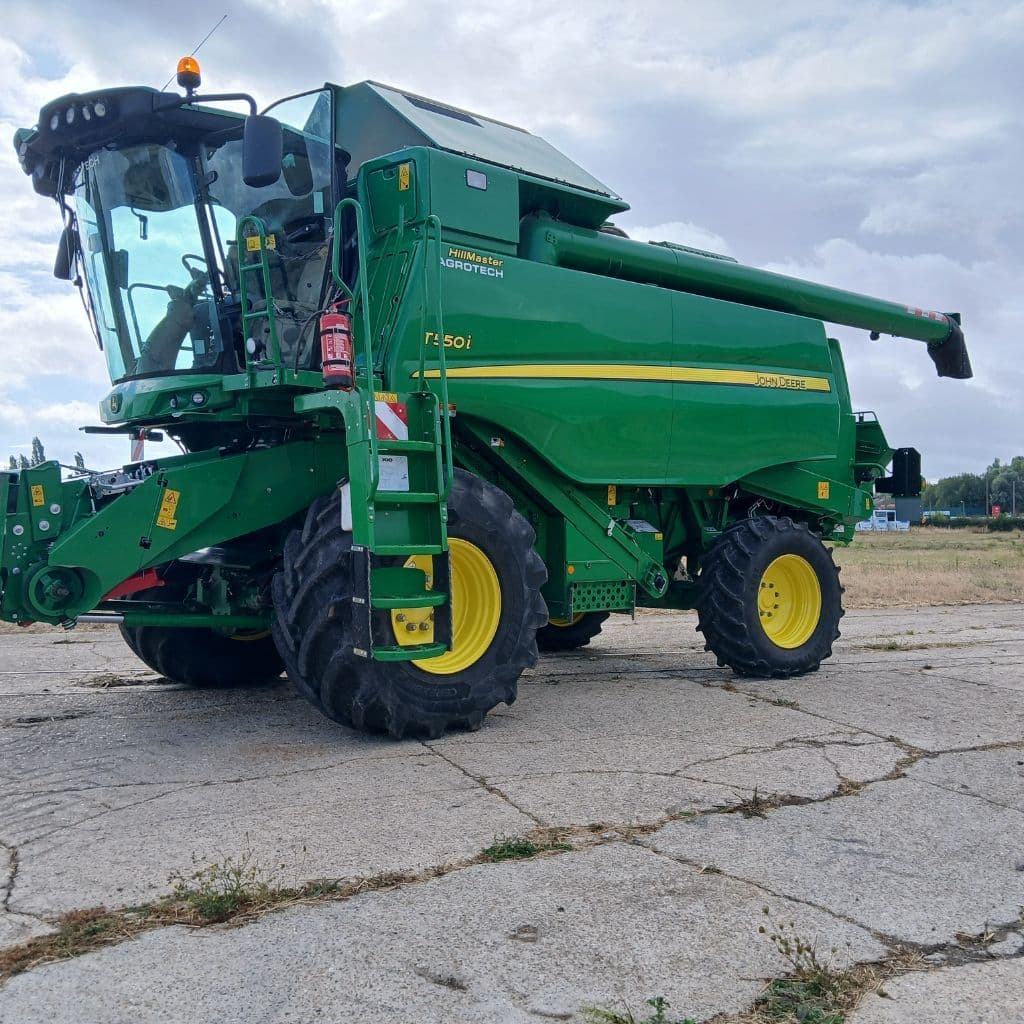 Moissonneuse JOHN DEERE T550 HM - photo principale