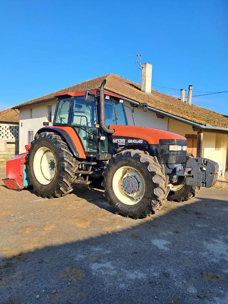 Tracteur NEW HOLLAND M135 - photo principale
