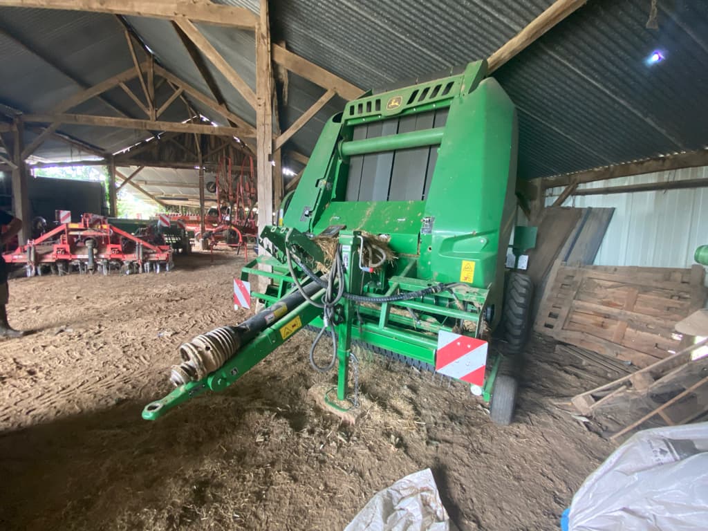 Presse balles rondes JOHN DEERE V461M - photo principale