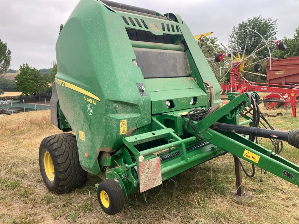 Presse balles rondes JOHN DEERE V451m - photo principale