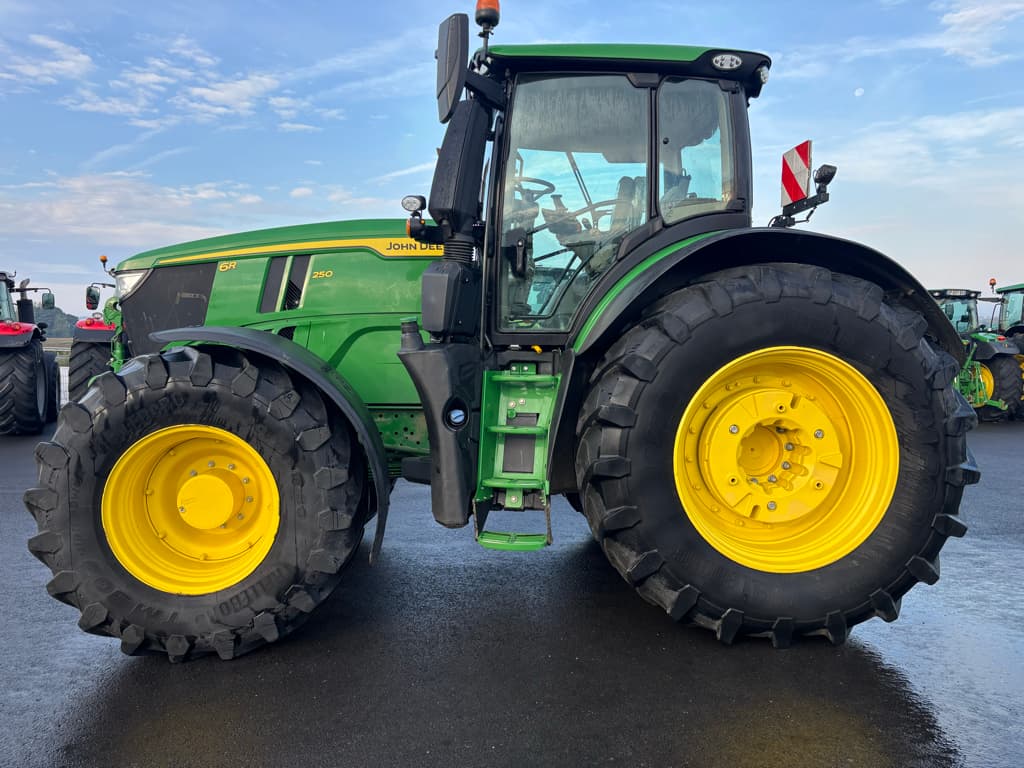 Tracteur chargeur JOHN DEERE 6R250 - photo principale
