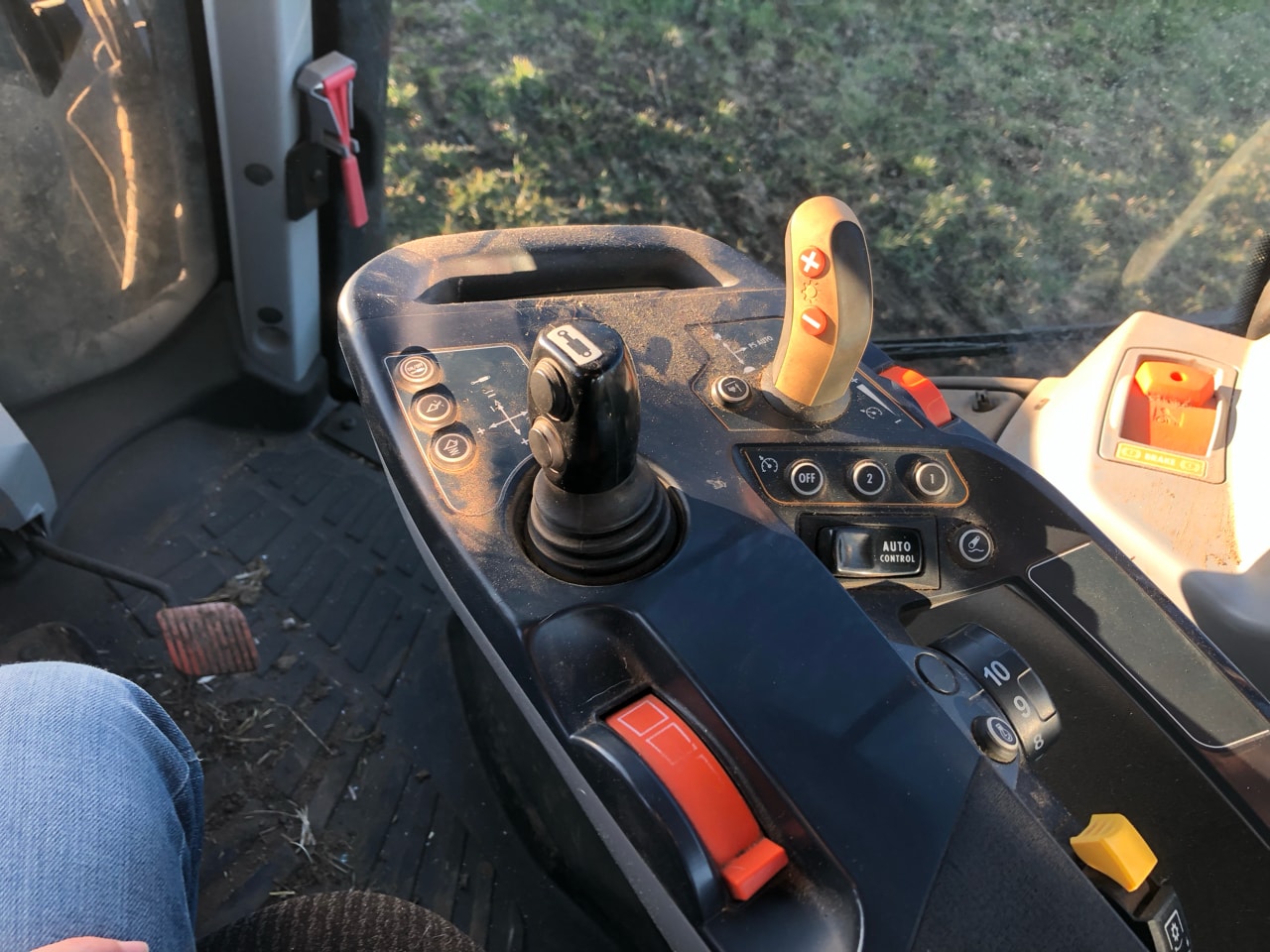 Tracteur chargeur VALTRA N 104 - photo slide 5