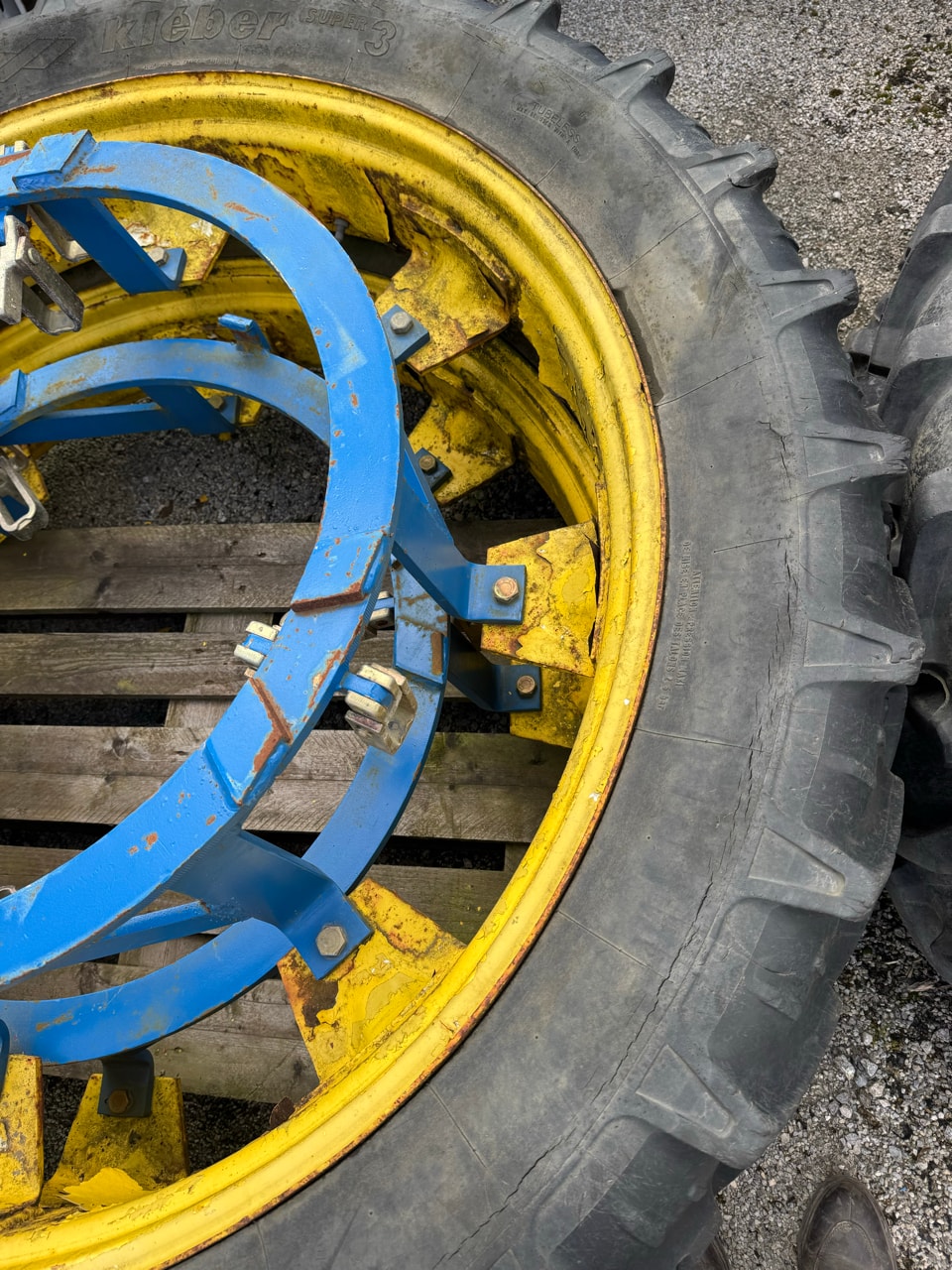 Pneumatique KLEBER 270/95R48 - photo slide 3