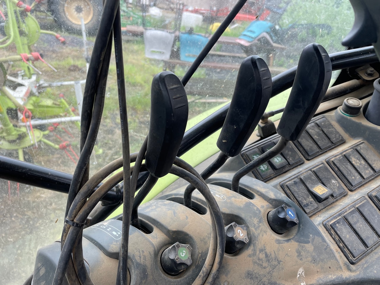 Tracteur CLAAS ARION 610 - photo slide 13