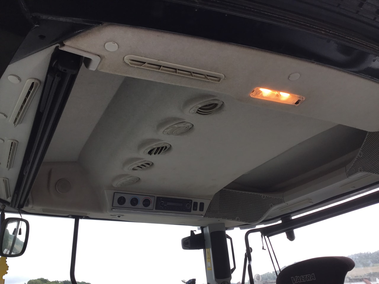 Tracteur VALTRA S324 - photo slide 13