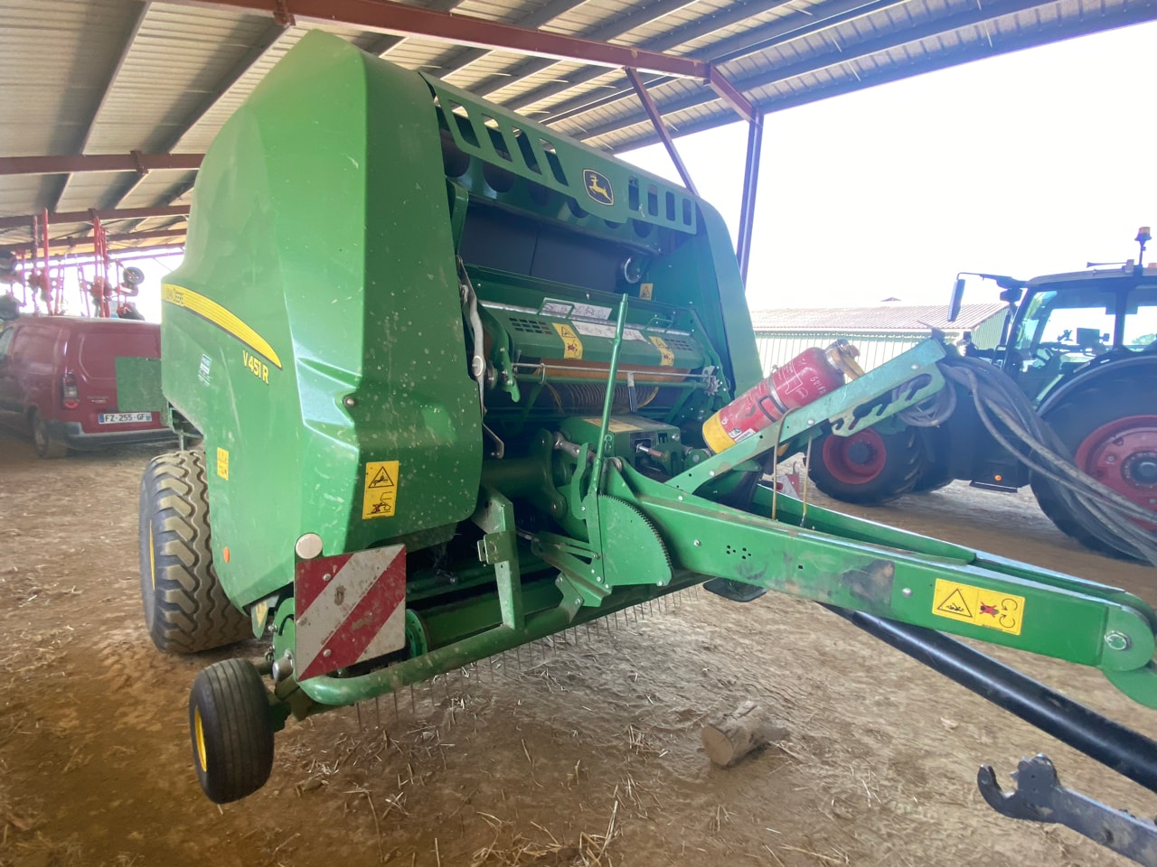 Presse balles rondes JOHN DEERE V451R - photo slide 13