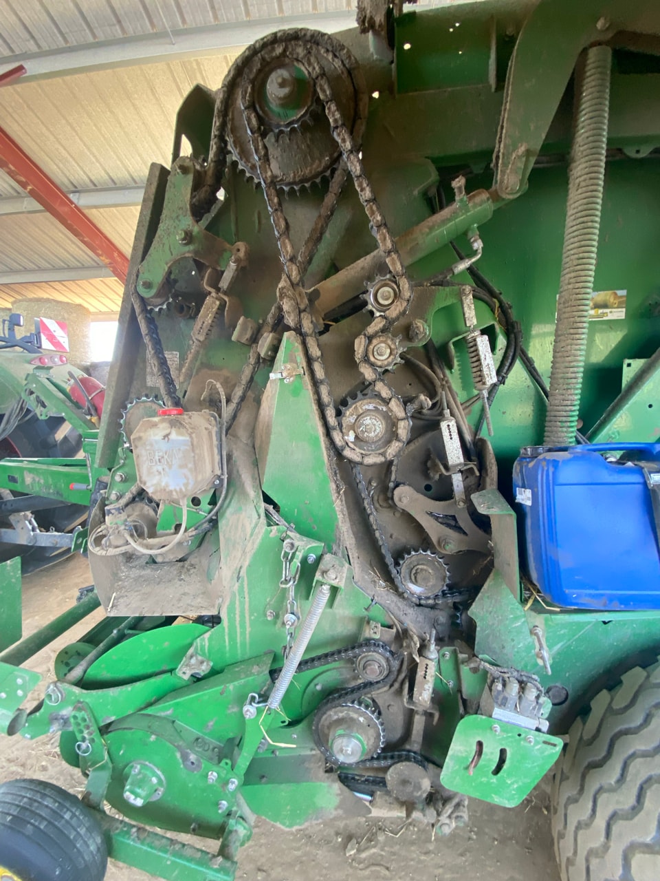Presse balles rondes JOHN DEERE V451R - photo slide 6