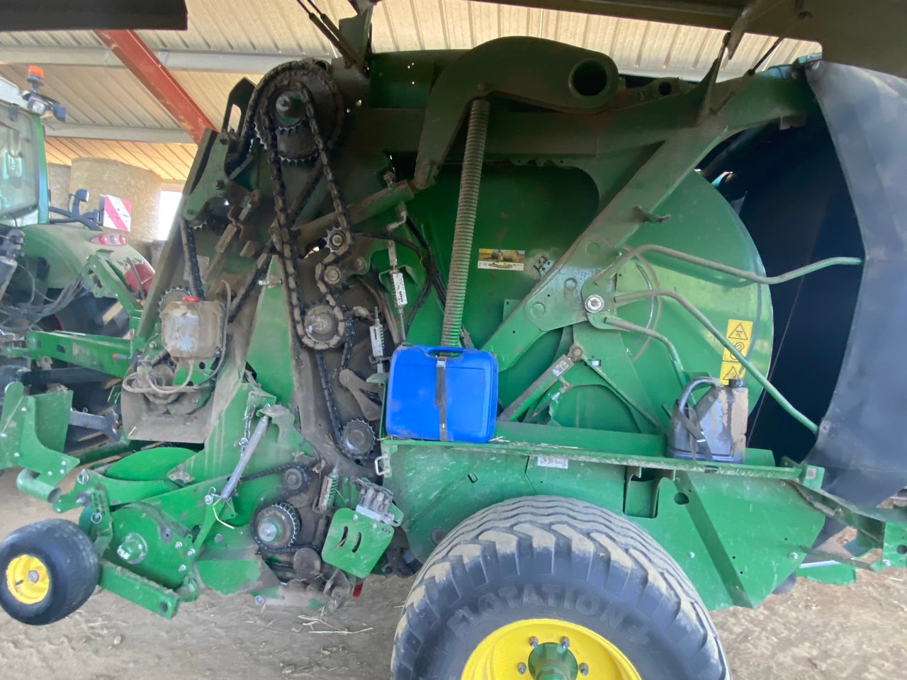Presse balles rondes JOHN DEERE V451R - photo slide 7