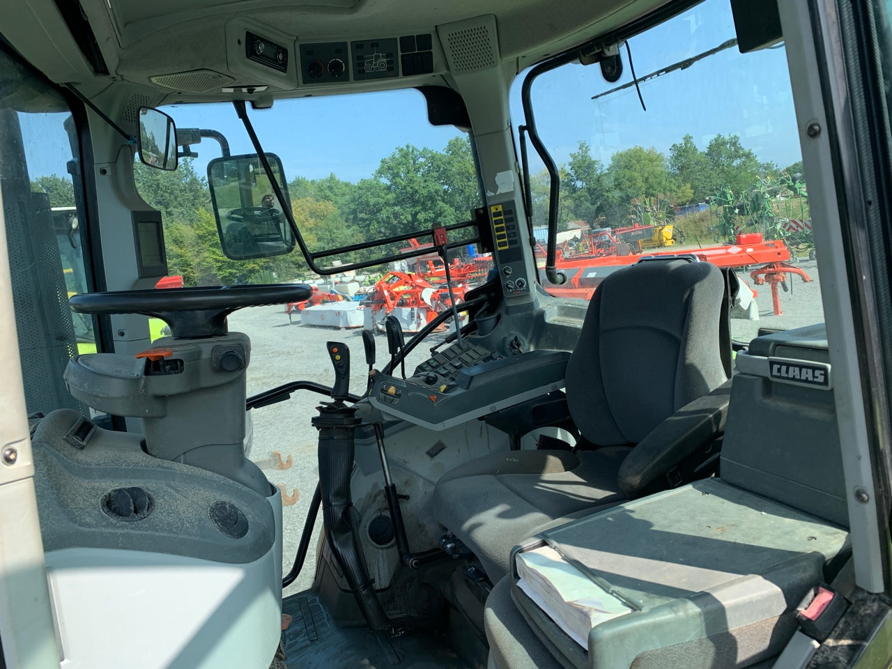 Tracteur chargeur CLAAS ARION 520 CIS - photo slide 8