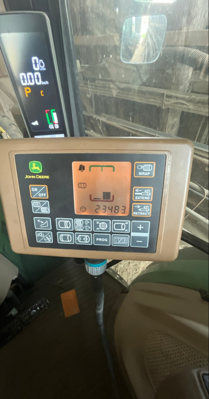 Presse balles rondes JOHN DEERE 864 - photo slide 10