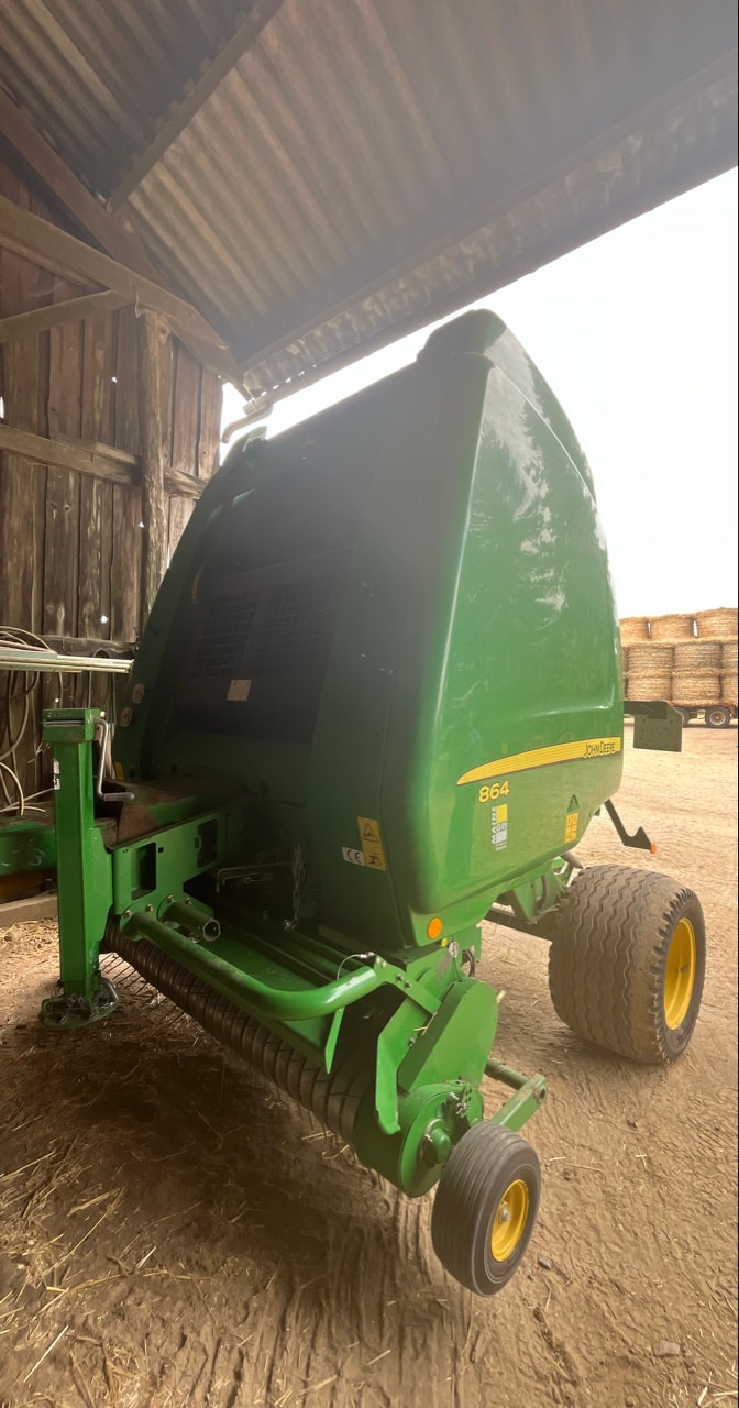 Presse balles rondes JOHN DEERE 864 - photo slide 1