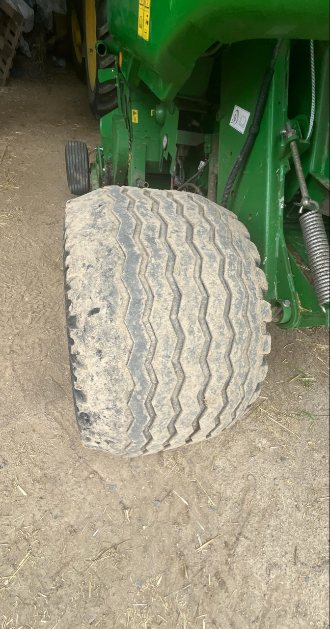 Presse balles rondes JOHN DEERE 864 - photo slide 7