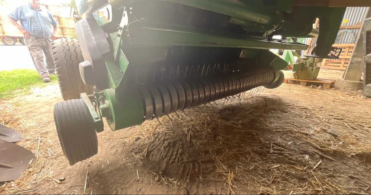 Presse balles rondes JOHN DEERE 864 - photo slide 5