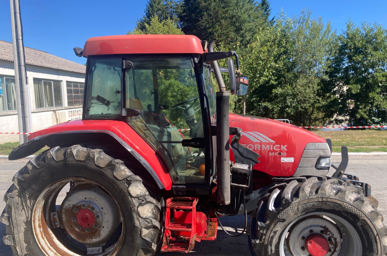 Tracteur MC CORMICK MC 90 - photo slide 3
