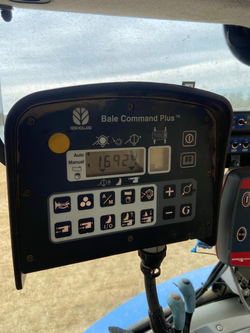 Presse balles rondes NEW HOLLAND BR 7070 - photo slide 6