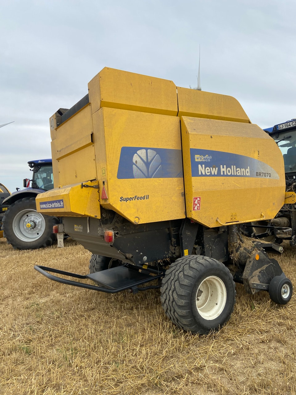 Presse balles rondes NEW HOLLAND BR 7070 - photo slide 1