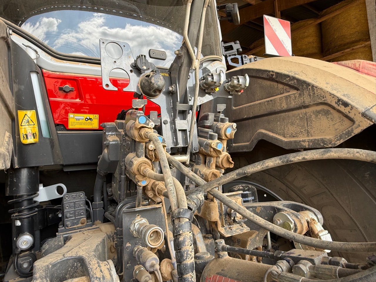 Tracteur MASSEY FERGUSON 8S.305 - photo slide 10