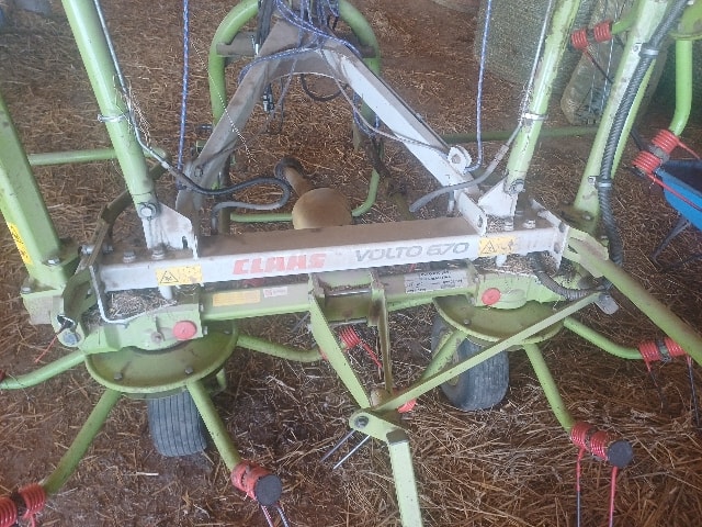 Faneuse CLAAS Volto 670  - photo slide 7