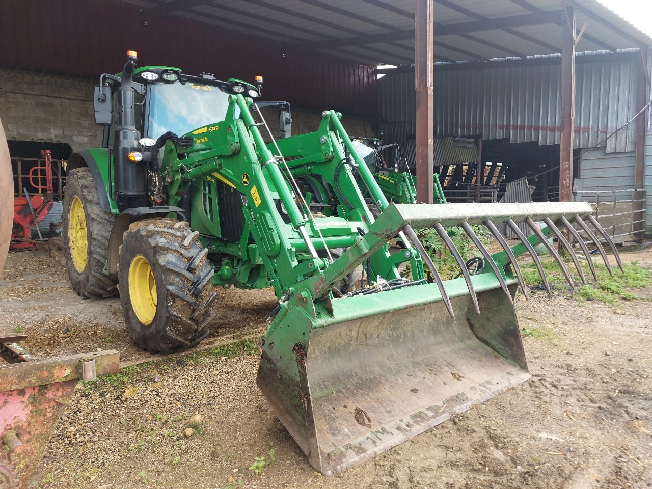 Tracteur chargeur JOHN DEERE 6120M - photo slide 1
