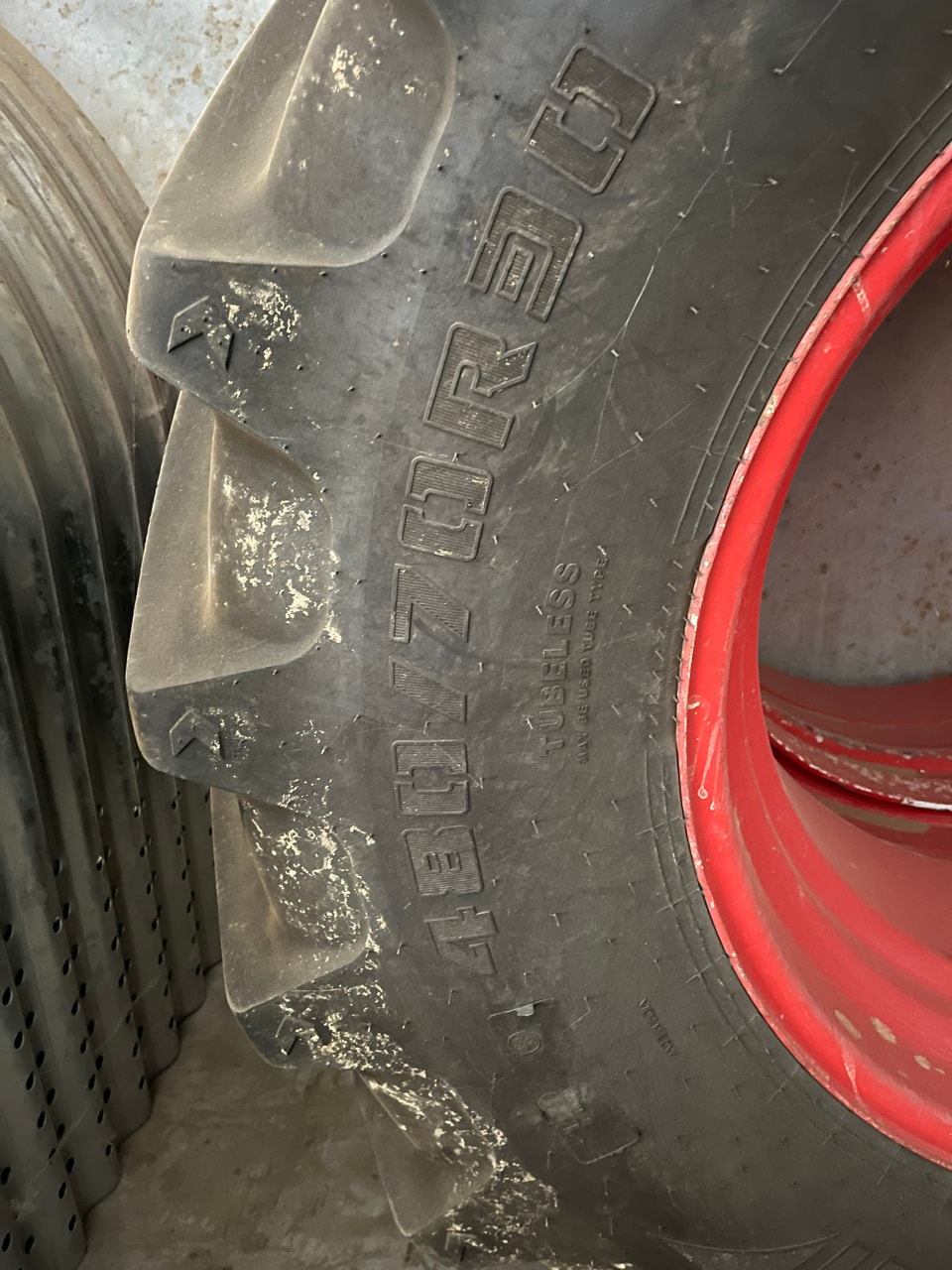 Roues Michelin  520/85R42 et 480/70R30 - photo slide 3