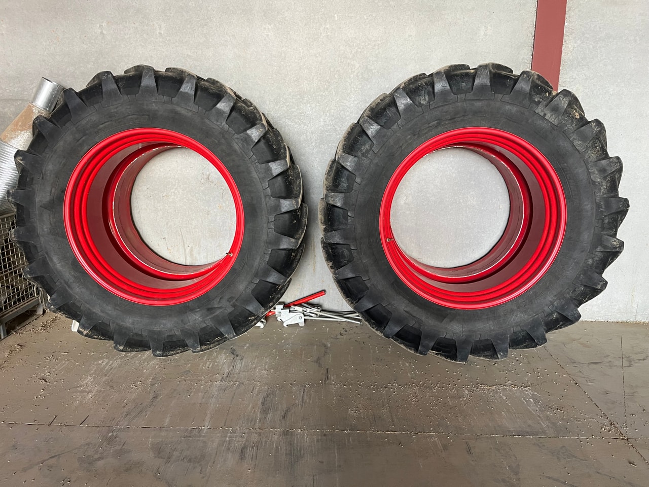 Roues Michelin  520/85R42 et 480/70R30 - photo slide 1