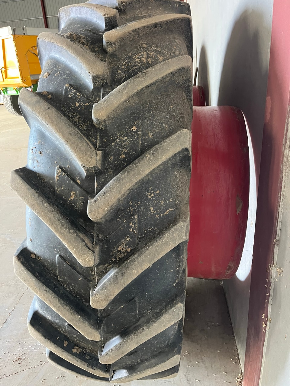 Roues Michelin  520/85R42 et 480/70R30 - photo slide 5