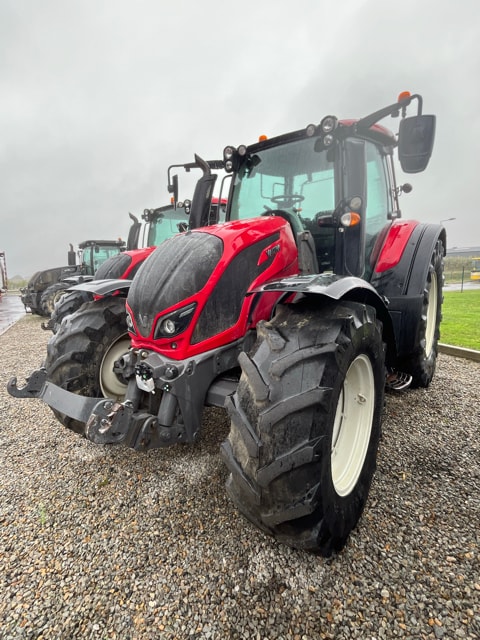 Tracteur chargeur VALTRA N154 D - photo slide 1