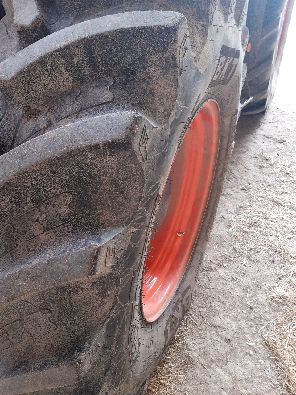 Tracteur chargeur KUBOTA M7-133 - photo slide 4