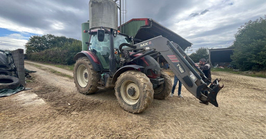Tracteur chargeur VALTRA N114 - photo slide 12