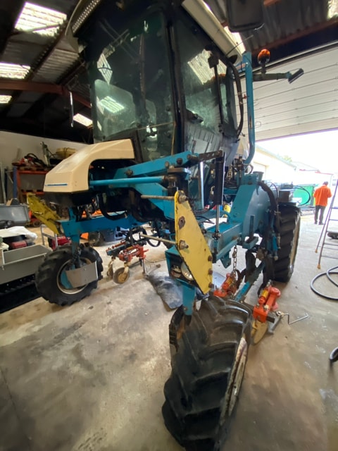 Tracteur enjambeur BOBARD 889 - photo slide 3