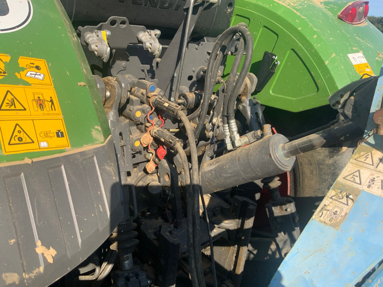 Tracteur chargeur FENDT 716 - photo slide 5