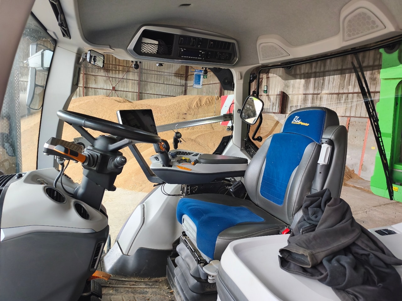 Tracteur NEW HOLLAND T7.315 HD - photo slide 11