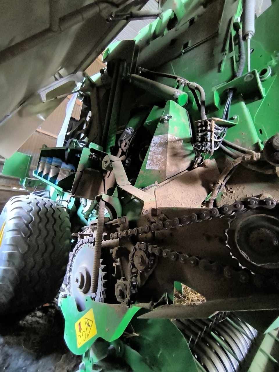 Presse balles rondes JOHN DEERE V461R - photo slide 11