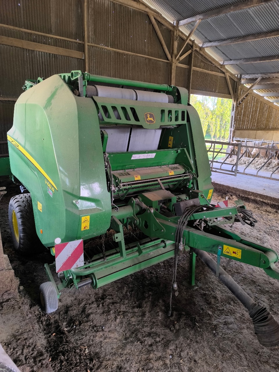 Presse balles rondes JOHN DEERE V461R - photo slide 3