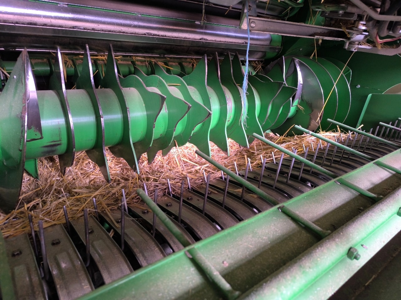 Presse balles rondes JOHN DEERE V461R - photo slide 9
