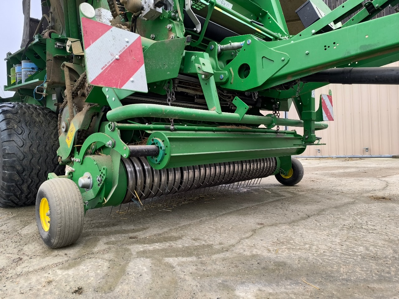 Presse balles rondes JOHN DEERE V461R - photo slide 10
