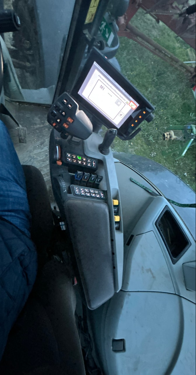 Tracteur VALTRA S274 - photo slide 11