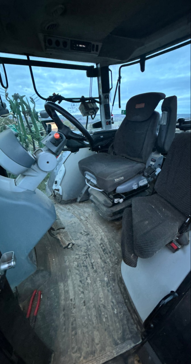 Tracteur VALTRA S274 - photo slide 10