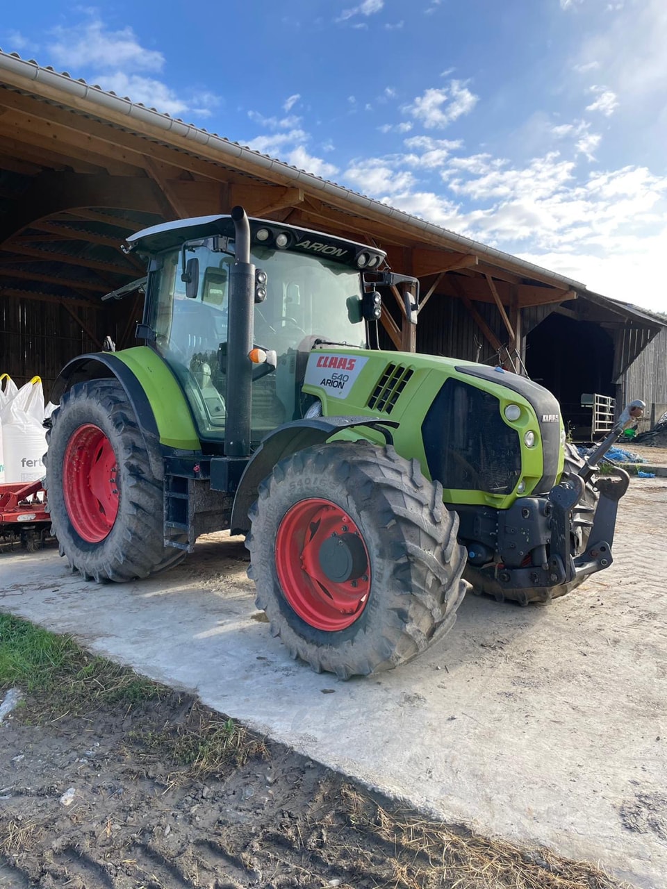 Tracteur CLAAS ARION 640 - photo slide 1