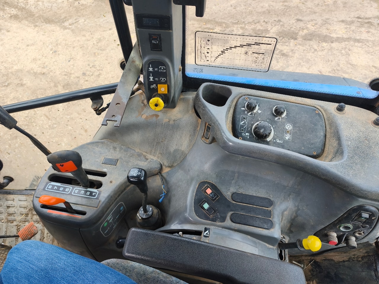 Tracteur chargeur NEW HOLLAND TS 115 - photo slide 10