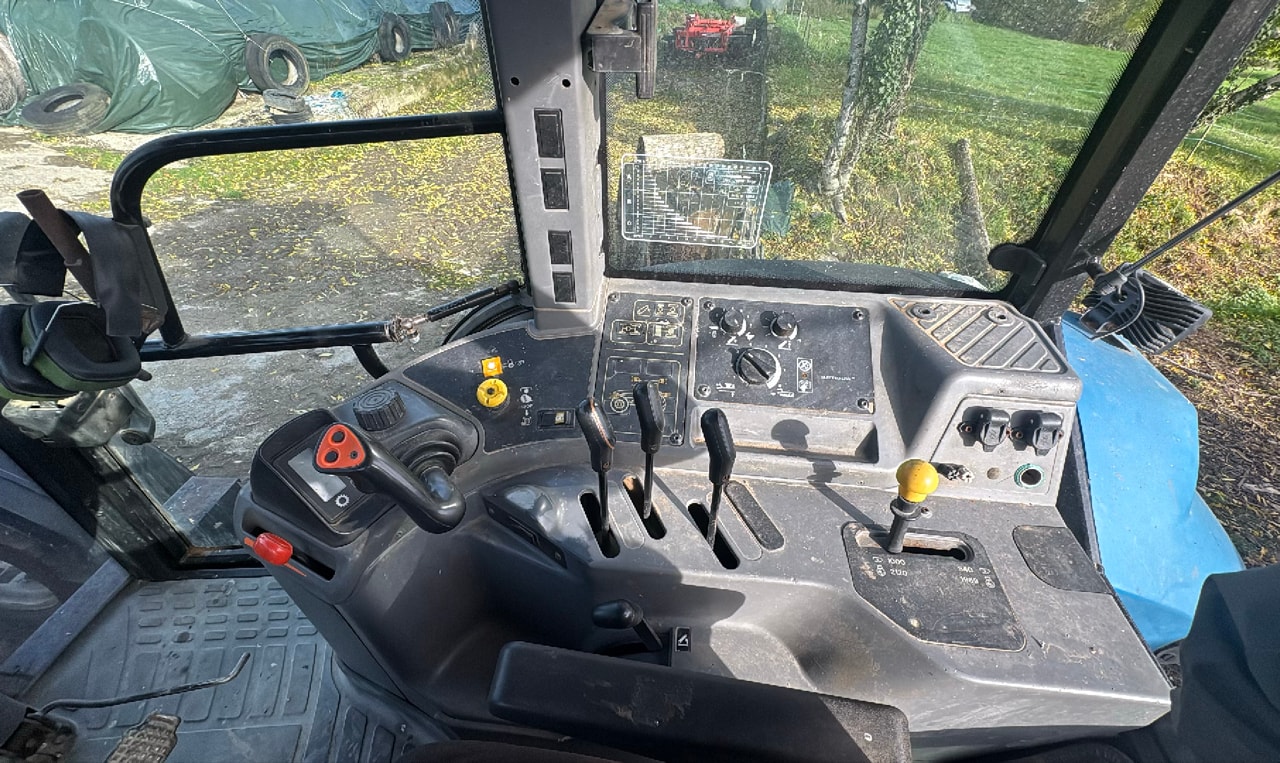 Tracteur NEW HOLLAND 8260 - photo slide 36
