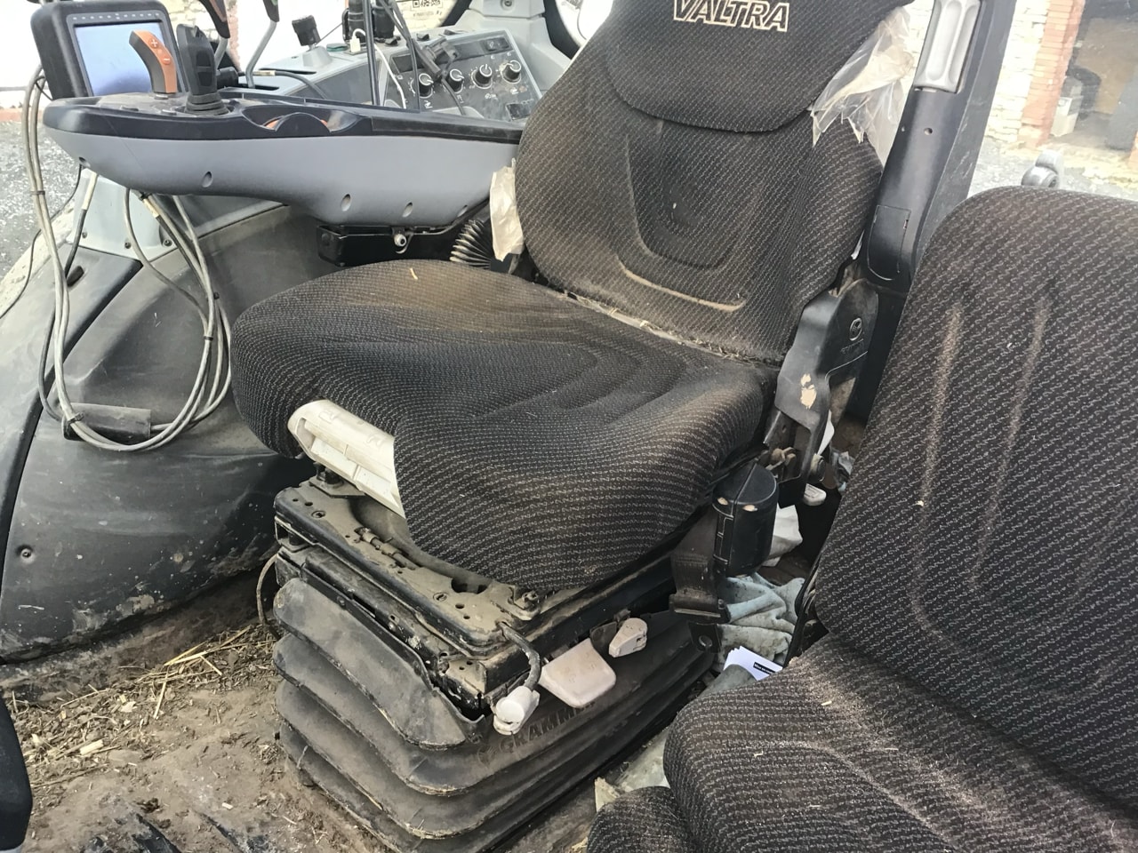Tracteur chargeur VALTRA N135 - photo slide 15