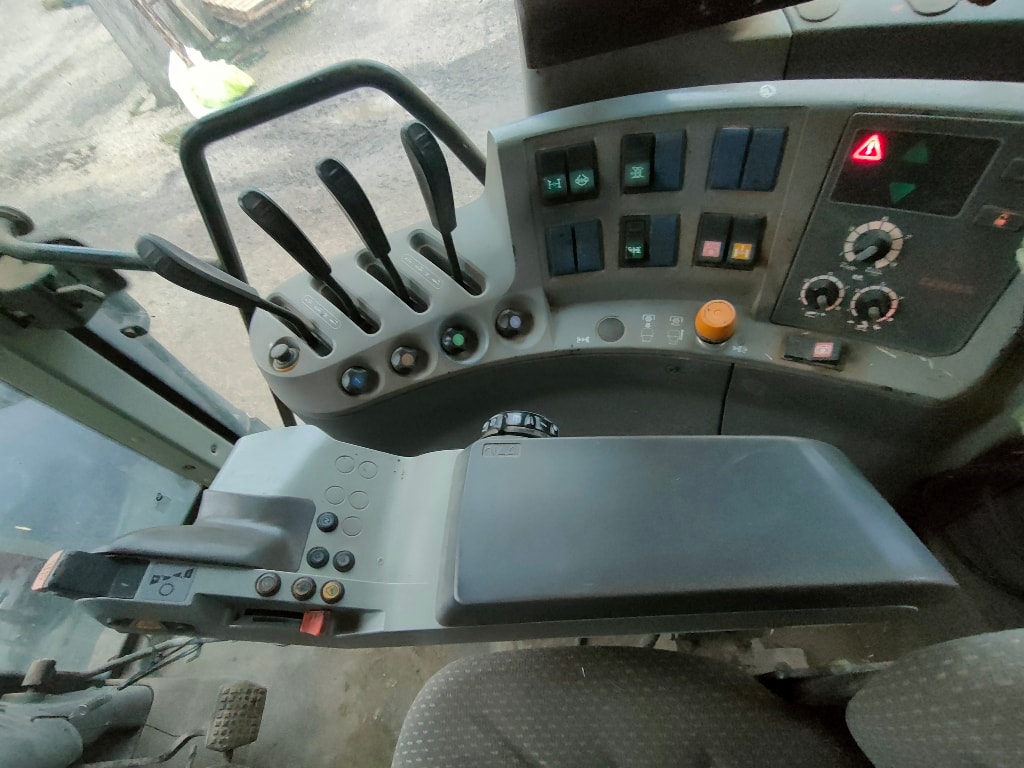 Tracteur CLAAS ARION 520 - photo slide 5
