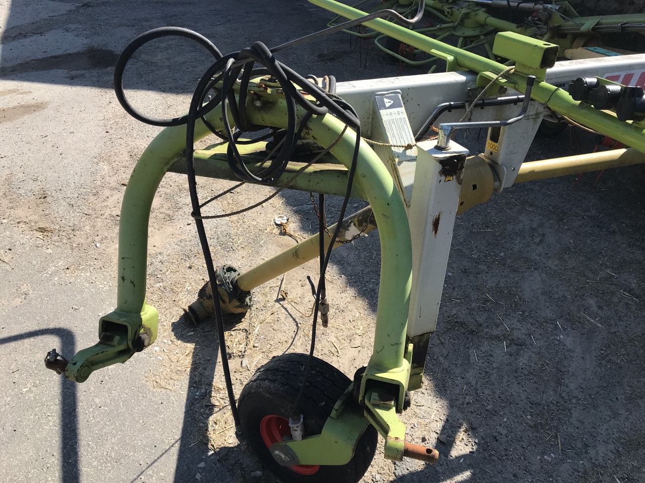 Faneuse CLAAS VOLTO 1050 t - photo slide 8