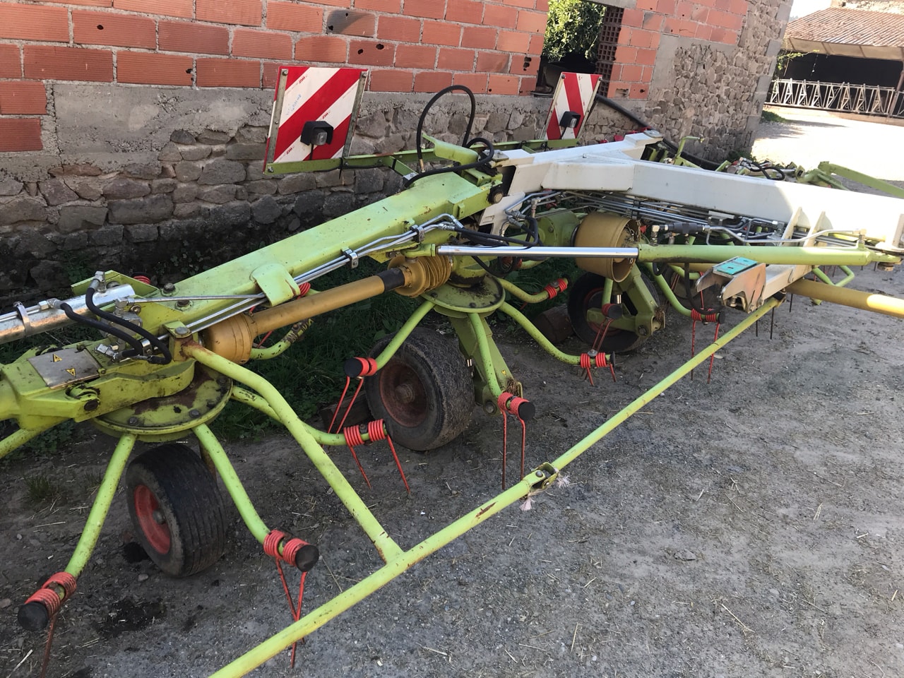 Faneuse CLAAS VOLTO 1050 t - photo slide 10