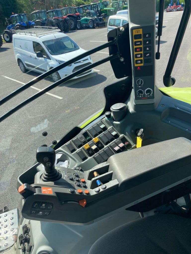 Tracteur CLAAS AXION 810 - photo slide 6