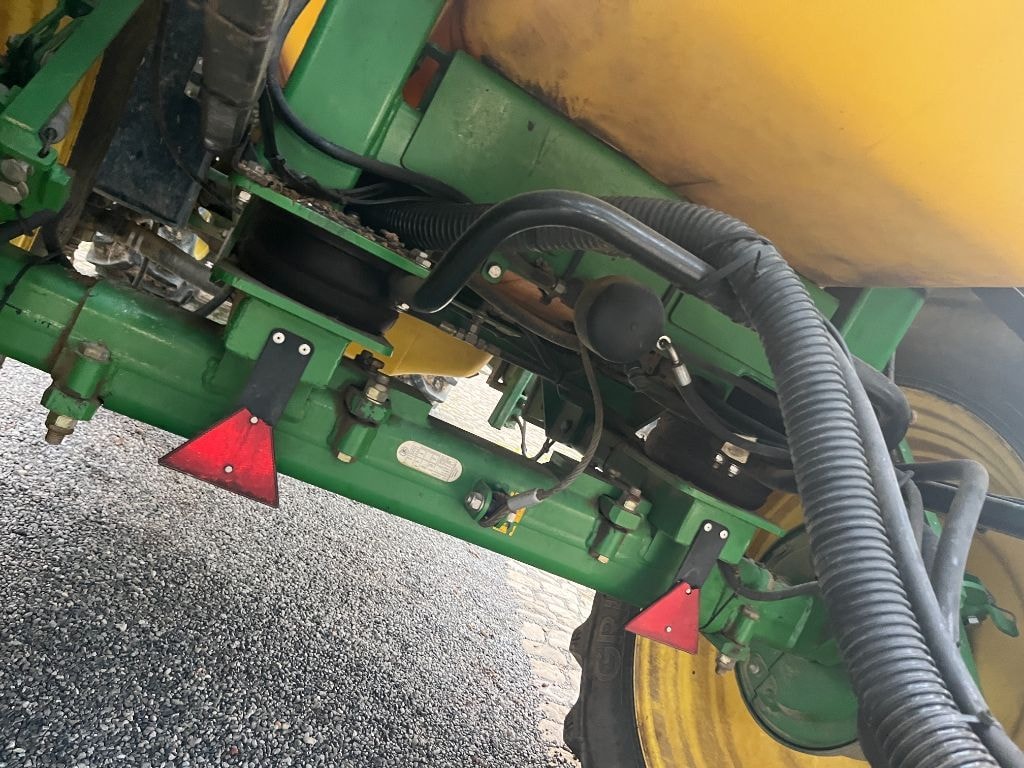 Pulverisateur JOHN DEERE 840 - photo slide 16