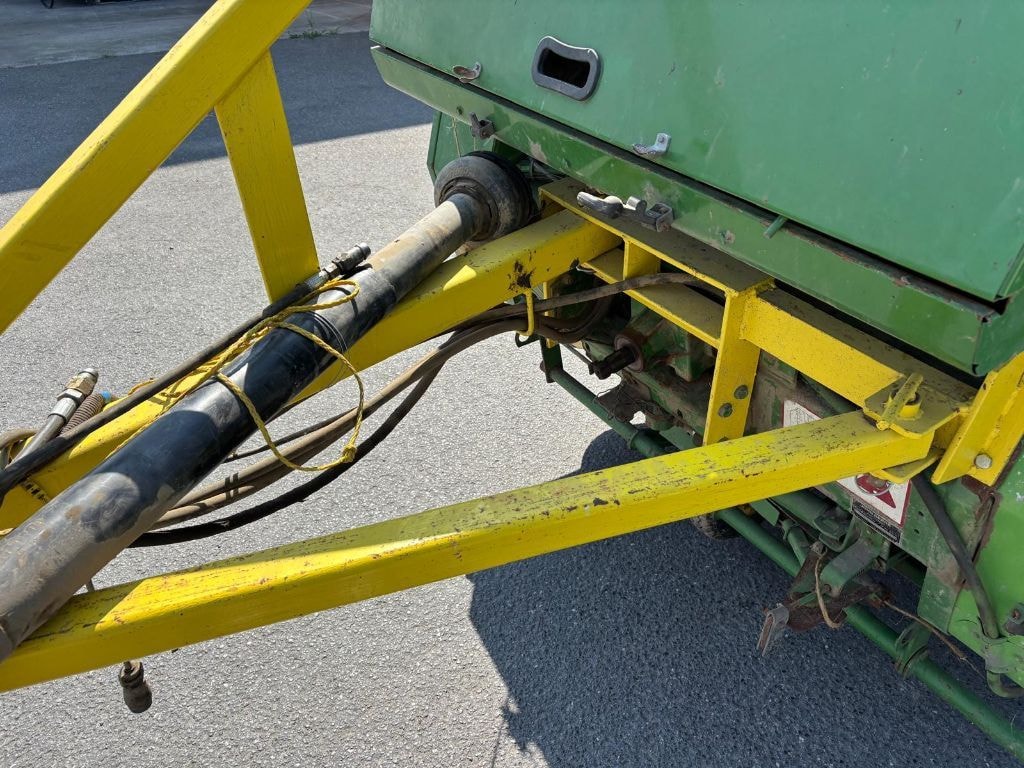 Presse balles rondes JOHN DEERE 550 - photo slide 10