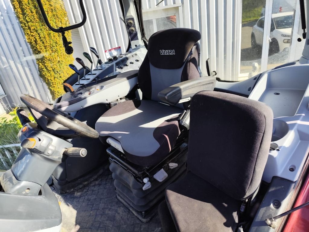 Tracteur VALTRA T145 - photo slide 10